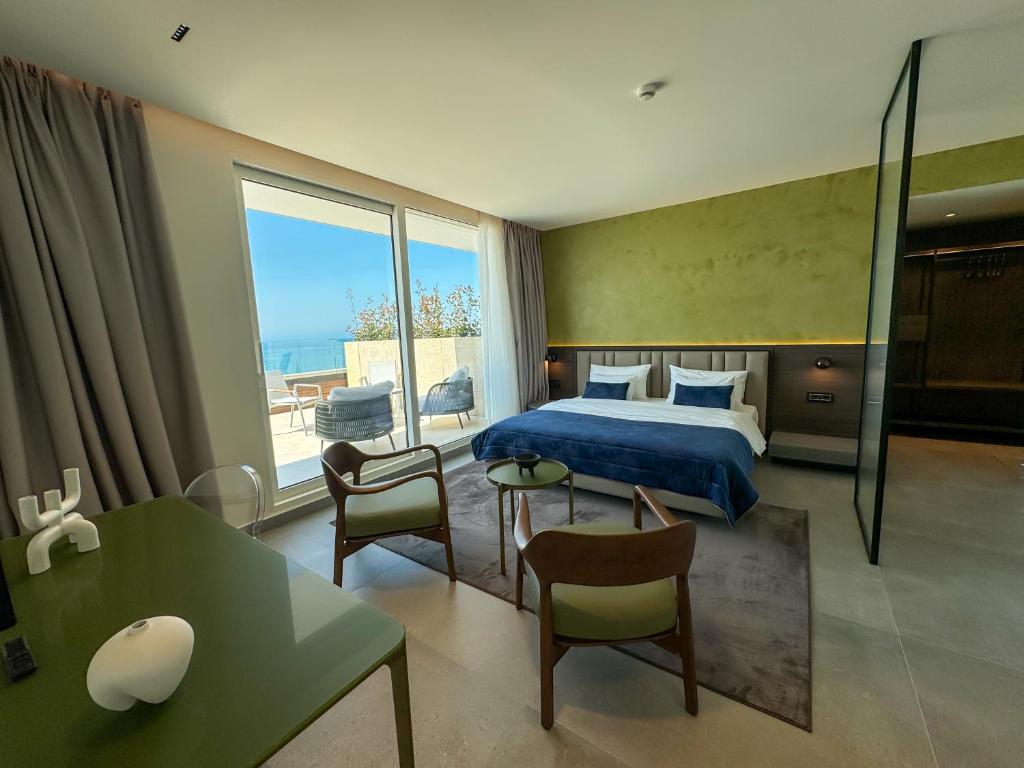 Postel nebo postele na pokoji v ubytování Abi's Hotel & SPA Vlore