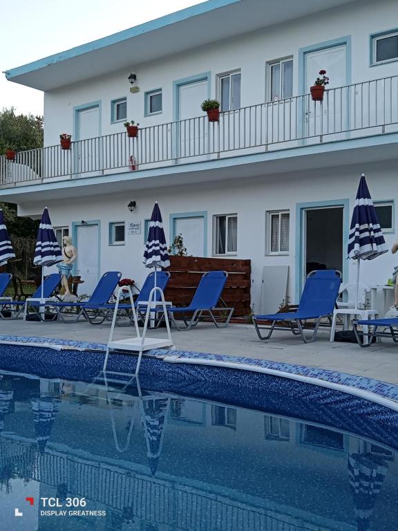 Bazén v ubytování Rose Apartments Mesonghi nebo v jeho okolí