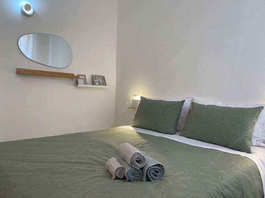 ein Schlafzimmer mit einem großen Bett mit Handtüchern darauf in der Unterkunft Alloggio dei Volsci in Nettuno