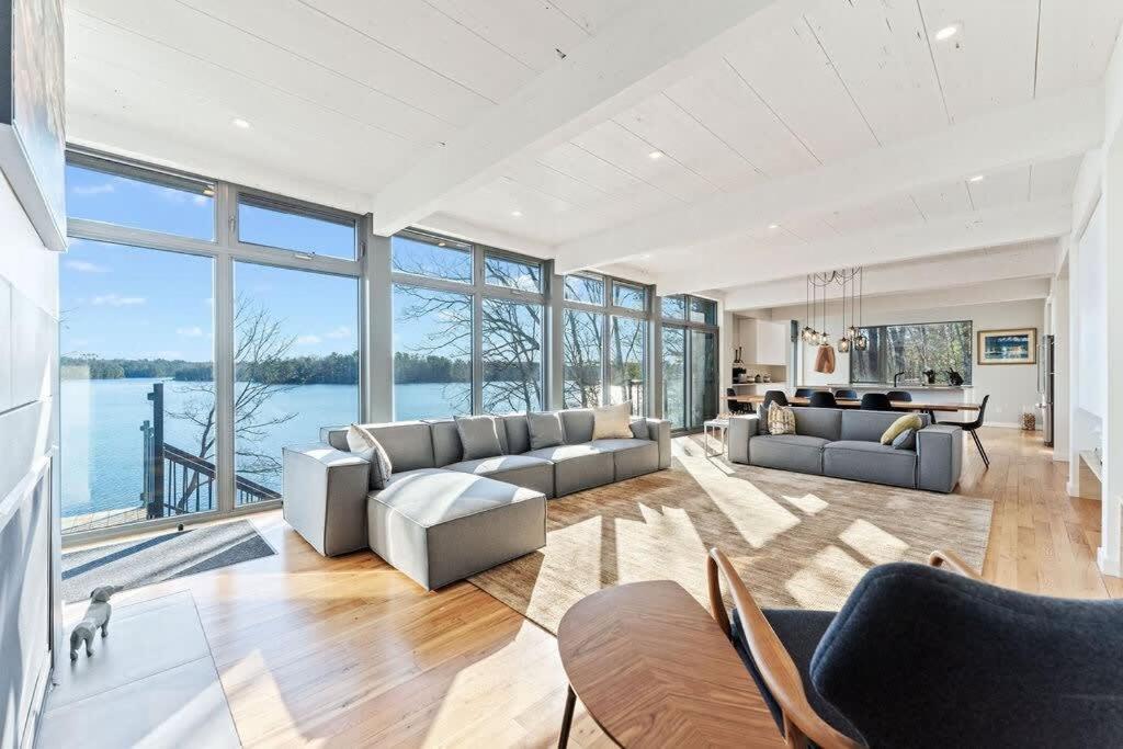 una gran sala de estar con vistas al agua en Stillness on the Shore - Fabulous family cottage en Parry Sound