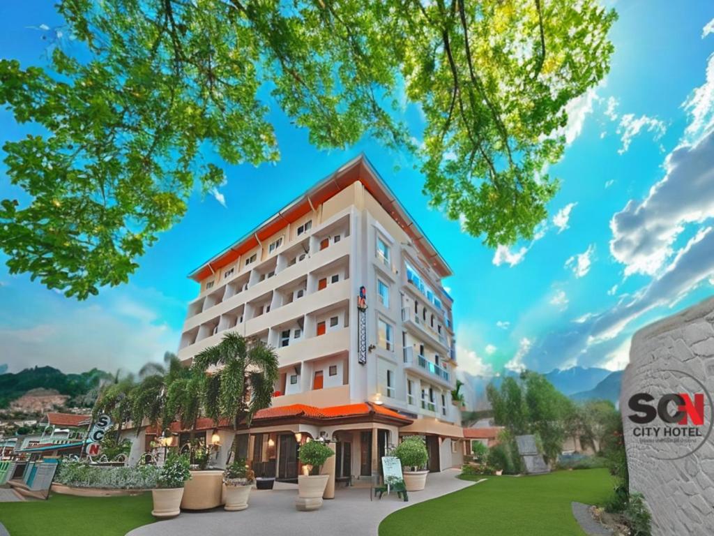 d'un hôtel avec un bâtiment dans l'établissement SCN Pet-friendly Hotel โรงแรมรับสัตว์เลี้ยง, à Ban Chang