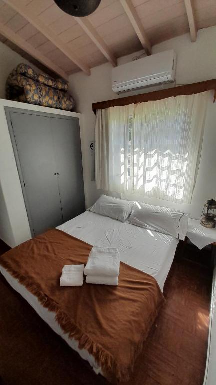 Kama o mga kama sa kuwarto sa Casa de Huéspedes Muñiz sobre parque de 1000m2, 1 dormitorio, 20m2 cubiertos, baño con ducha, pileta cilíndrica de 3x076