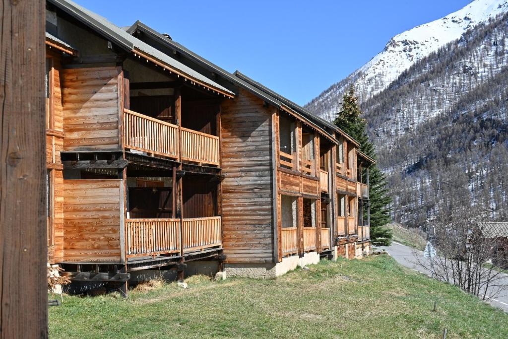 a log cabin in the mountains with snow at Les Airelles 33, Le coin, Molines en Queyras Classé 3 étoiles in Molines-en-Queyras