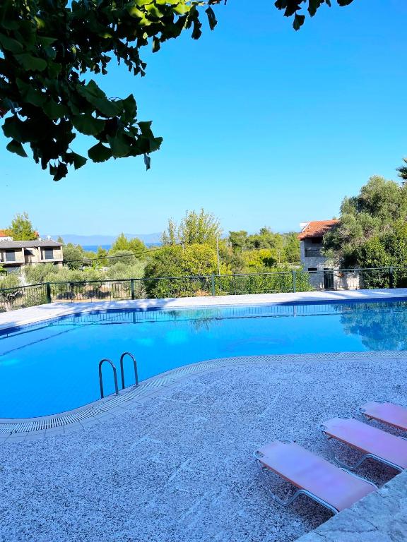 Bazén v ubytování Mikael Pool Villa Paliouri nebo v jeho okolí