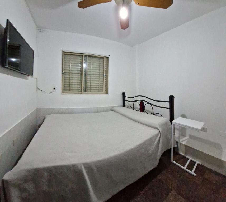 a bedroom with a bed and a flat screen tv at HOTEL RESIDENCIAL CAMACHO in Cordoba