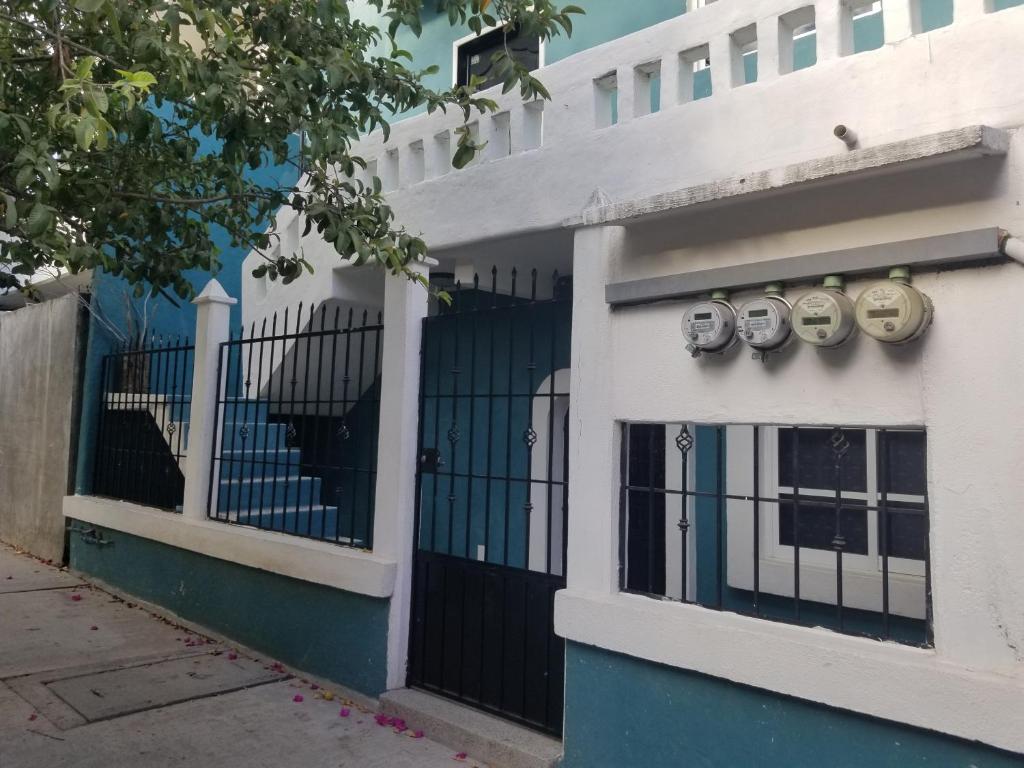 budynek z bramą i dwoma toaletami w obiekcie Casa Aragón Ortiz w mieście Santa Cruz Huatulco