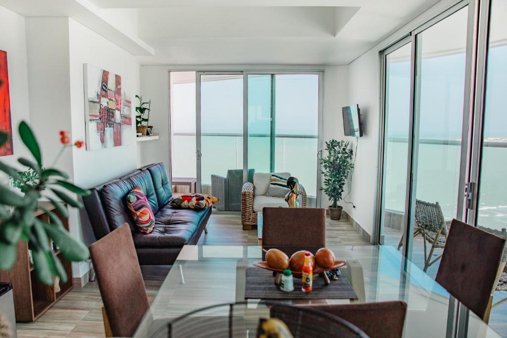 salon z kanapą i stołem w obiekcie Playa Cartagena Apartments w mieście Cartagena de Indias