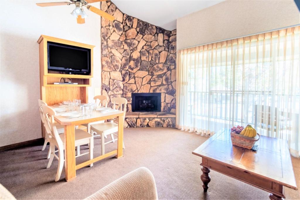 TV a/nebo společenská místnost v ubytování Lagonita Lodge