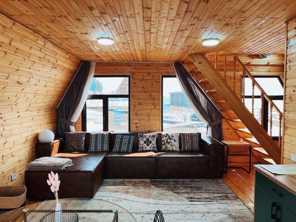 Posezení v ubytování ALTO Cabins