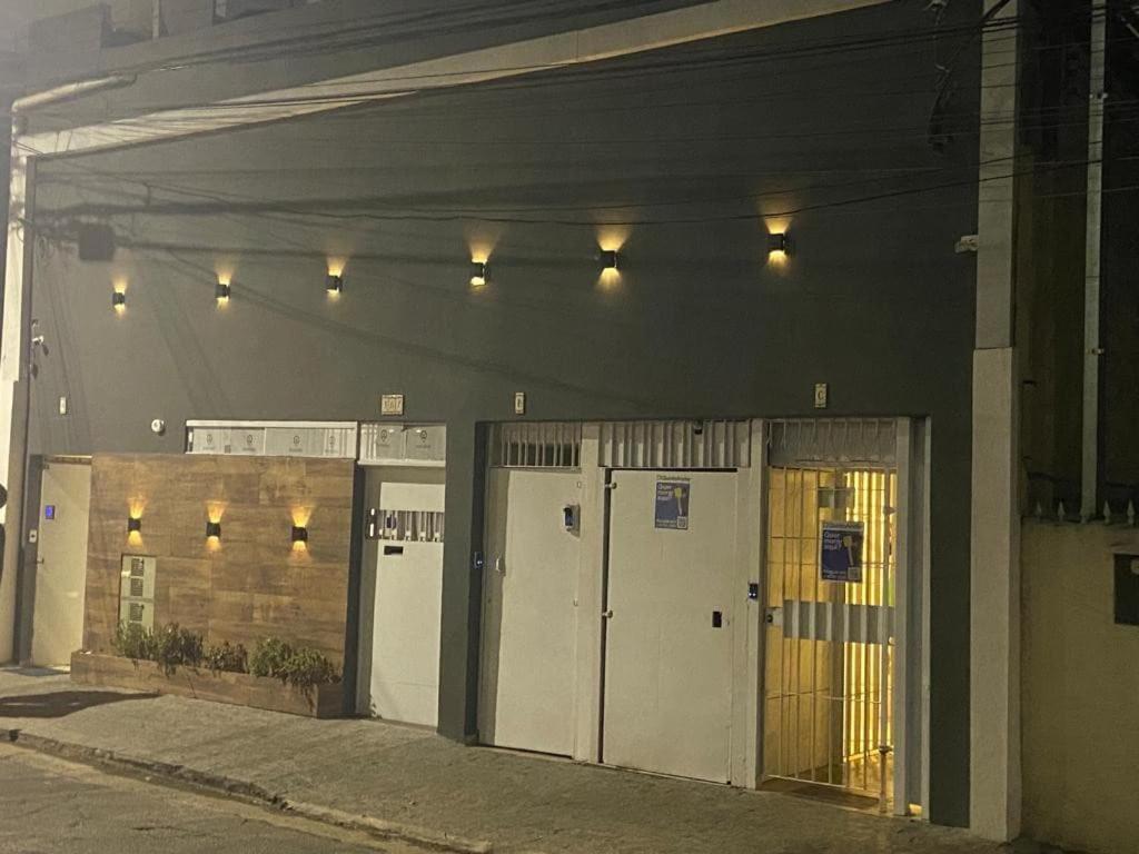 uma garagem com quatro portas e luzes em 42 LOFT DUPLO · LOFT perto do Aeroporto de Congonhas e Zoológico em São Paulo