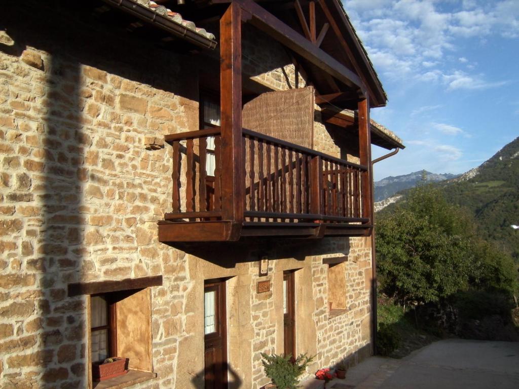 un balcón de madera en el lateral de un edificio en Los Cascayos, en Abantro