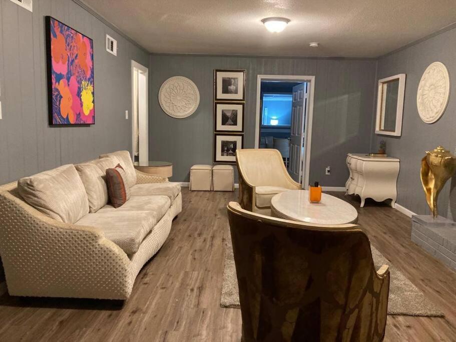 sala de estar con sofá y mesa en Stylish Remodeled 23 Large beds Near Elvis Presley, en Memphis
