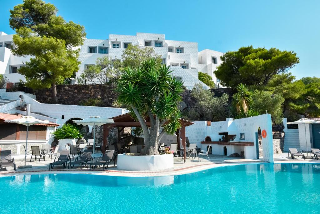 斯卡拉的住宿－Anamar Patmos，酒店游泳池设有桌椅