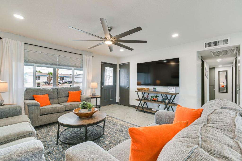 uma sala de estar com sofás e uma ventoinha de tecto em Lake Havasu City Home 4 Mi to London Bridge Beach em Lake Havasu City