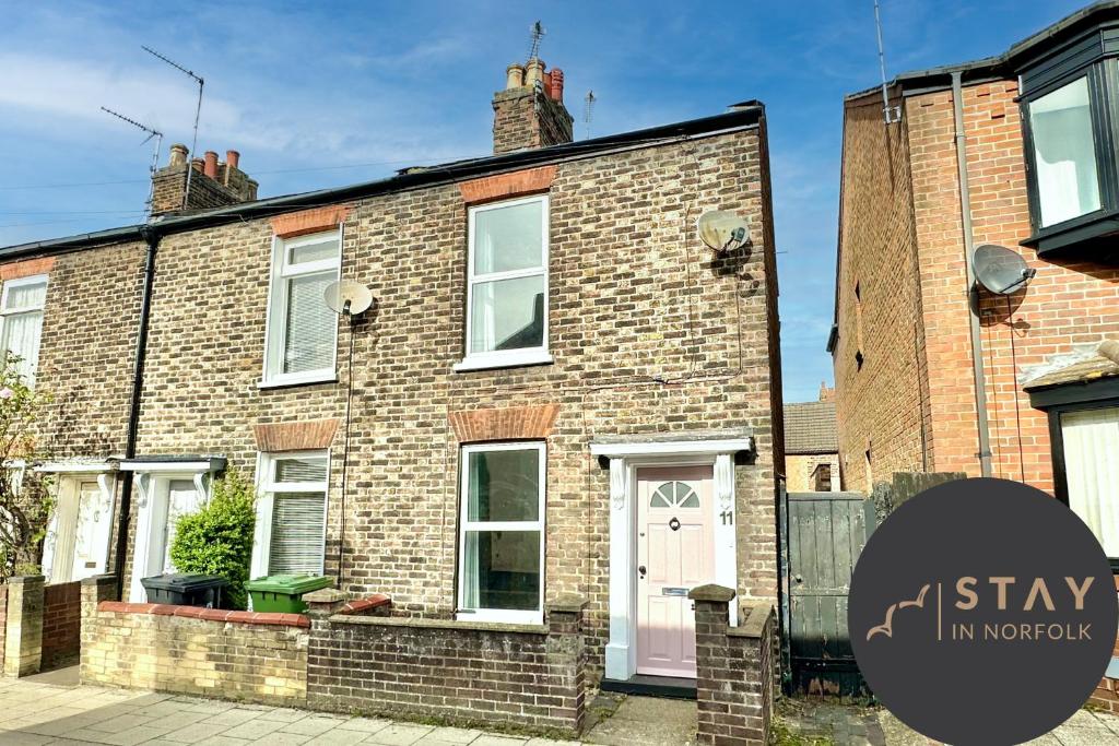 an old brick house with a white door at Waterloo Street in King's Lynn