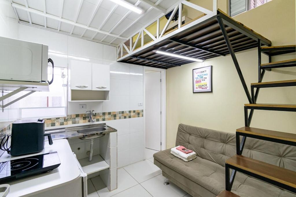 Il comprend un salon avec un canapé et une cuisine. dans l'établissement 49 LOFT DUPLO · LOFT c garagem perto do Aeroporto Congonhas, à São Paulo