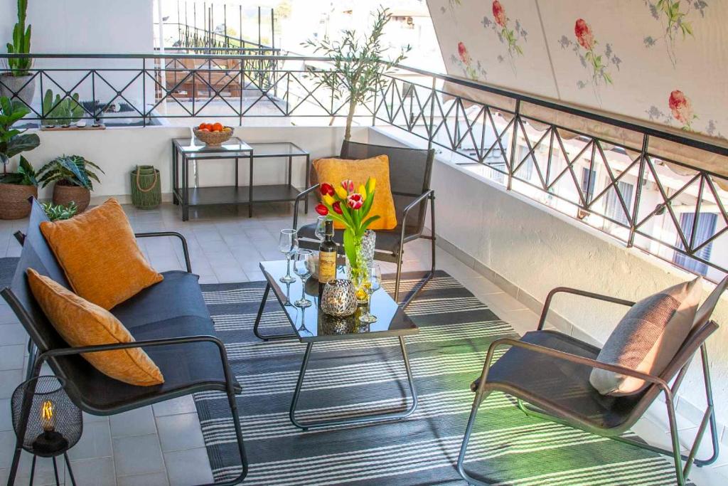 Posezení v ubytování Top floor apartment in Chalkida