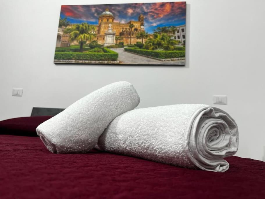 um rolo de papel higiénico sentado em cima de uma cama em Casa vacanze La Bonta' di Palermo em Palermo