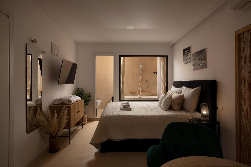 Deluxe Studio in Center with Parking and Bathtub