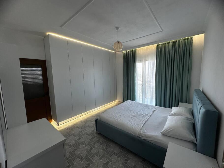 une chambre avec un grand lit et une fenêtre dans l'établissement Villa For Rent, à Durrës