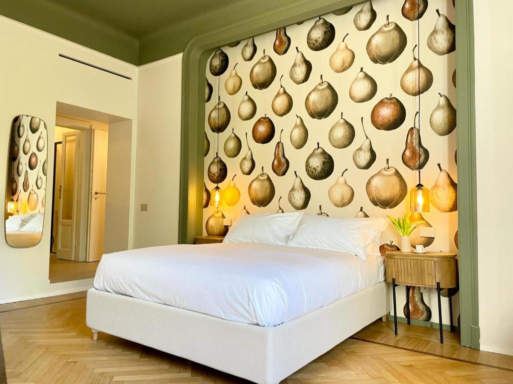 una camera con letto e parete d'aglio di Cà Bèla - Certosa SUITES a Milano