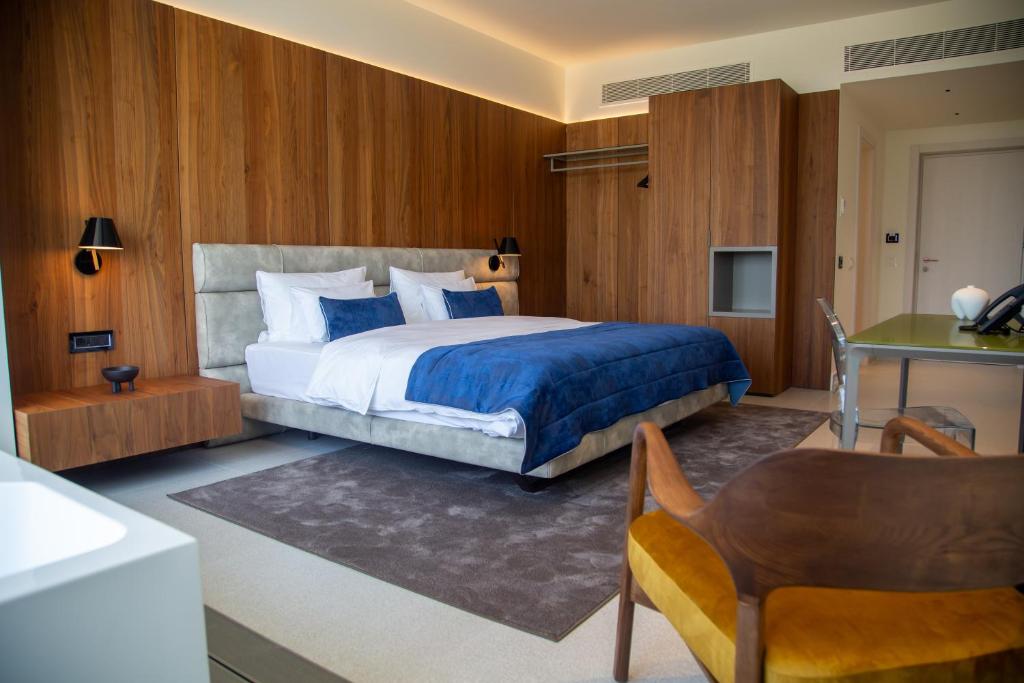 Postel nebo postele na pokoji v ubytování Abi's Hotel & SPA Vlore