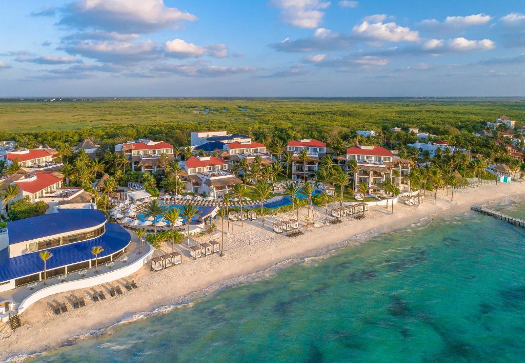 プエルト・モレロスにあるDesire Riviera Maya Pearl Resort All Inclusive - Couples Onlyのビーチのリゾートの空中ビュー