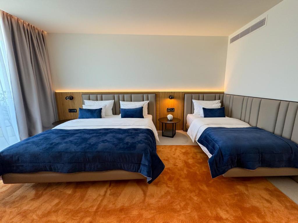 Postel nebo postele na pokoji v ubytování Abi's Hotel & SPA Vlore