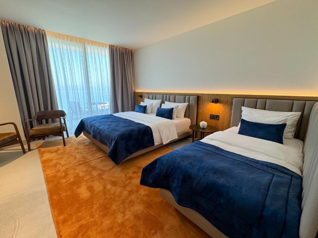 Postel nebo postele na pokoji v ubytování Abi's Hotel & SPA Vlore