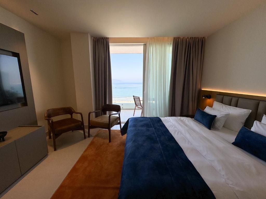 Postel nebo postele na pokoji v ubytování Abi's Hotel & SPA Vlore