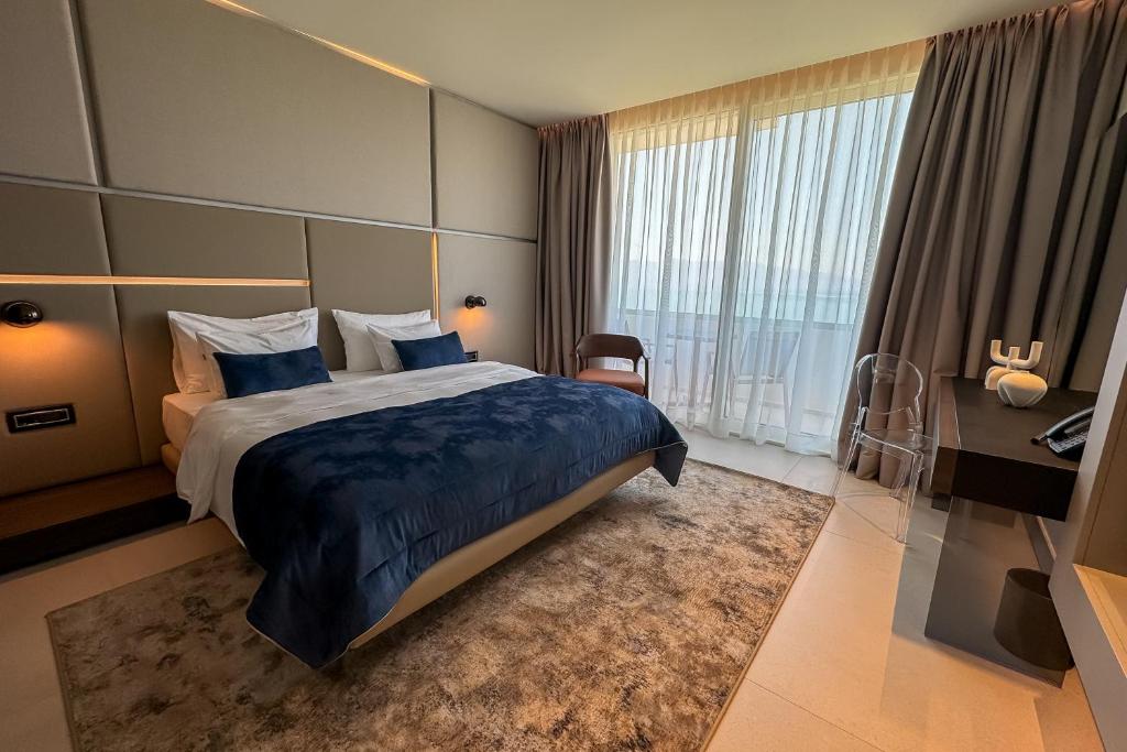Postel nebo postele na pokoji v ubytování Abi's Hotel & SPA Vlore