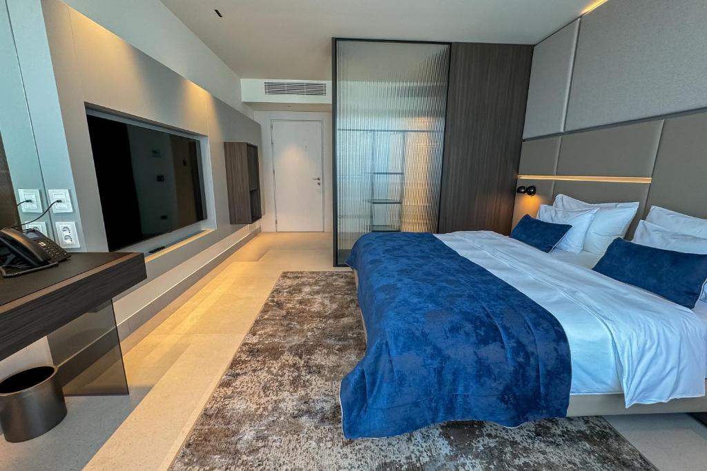 Postel nebo postele na pokoji v ubytování Abi's Hotel & SPA Vlore