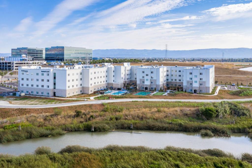 eine Luftansicht einer Stadt mit Gebäuden und einem Fluss in der Unterkunft Residence Inn by Marriott San Jose North/Silicon Valley in San Jose