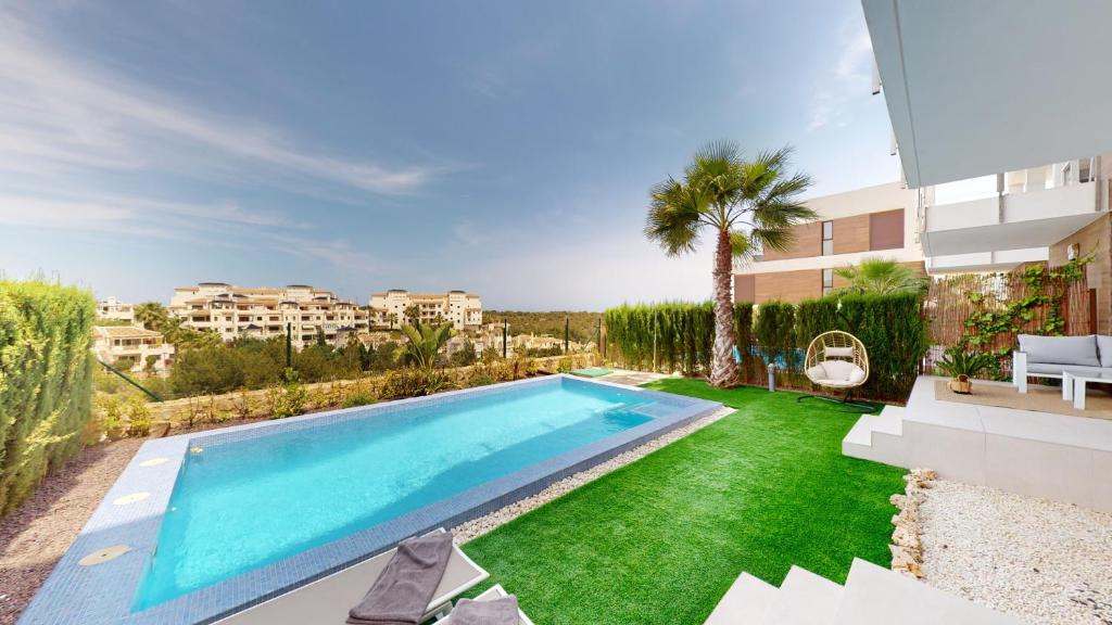 een zwembad in de achtertuin van een huis bij Apartmán s vlastním bazénem in Orihuela