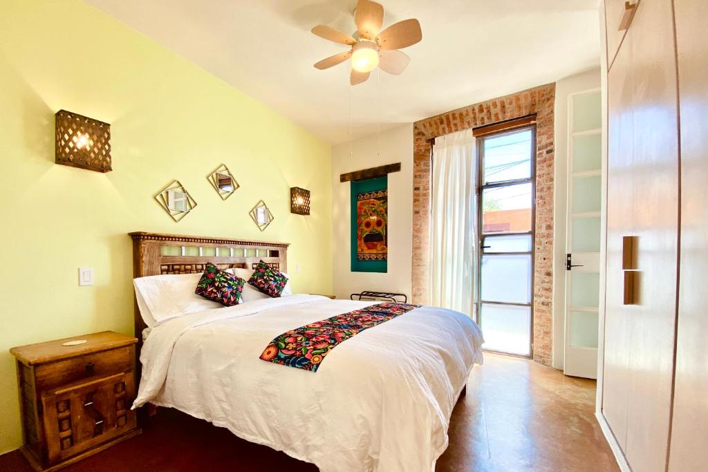 1 dormitorio con 1 cama y ventilador de techo en Casa La Luz 1, en San Miguel de Allende