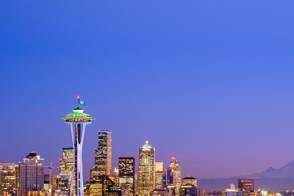 une vue sur la ville la nuit avec l'aiguille spatiale dans l'établissement Astra Hotel, Seattle, a Tribute Portfolio Hotel by Marriott, à Seattle