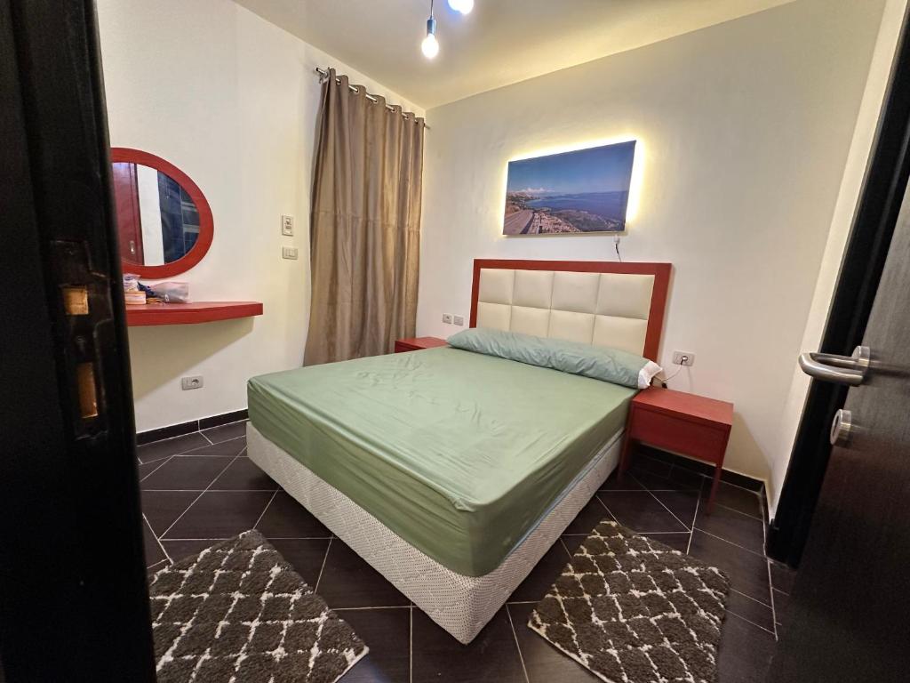 1 dormitorio con 1 cama grande en una habitación en Porto El Sokhna Aqua park, en Ain Sokhna