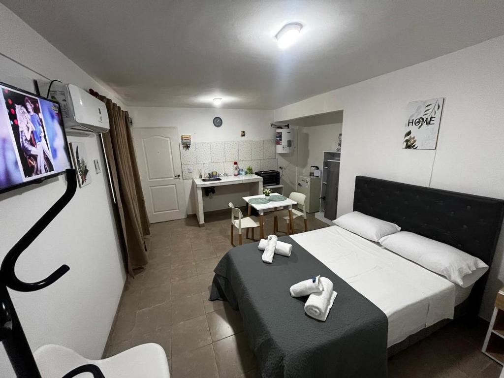 Cette petite chambre comprend un lit et une cuisine. dans l'établissement Hospedaje LH C A15minutos del aeropuerto ezeiza, à Ezeiza