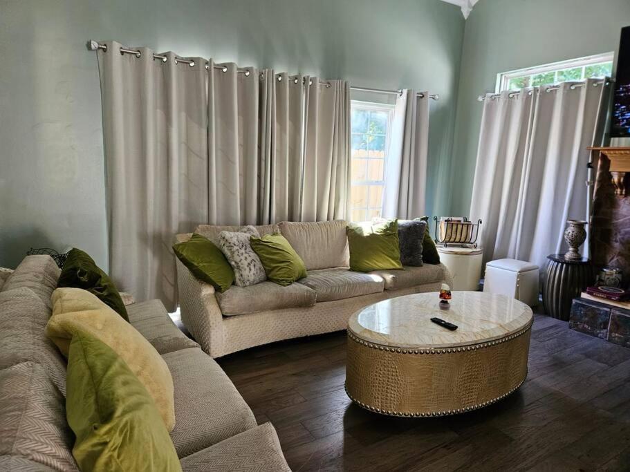 - un salon avec un canapé et une table basse dans l'établissement Remodeled 7 bedrooms in Westwood Neighborhood, à Memphis