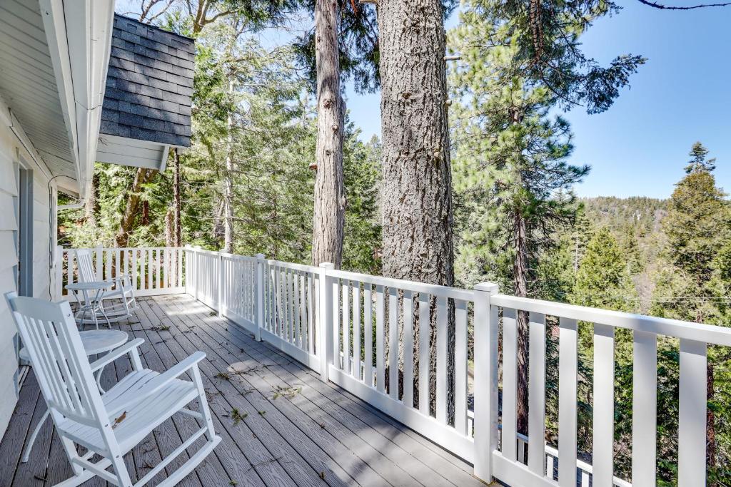 een veranda met twee witte stoelen en bomen bij Cozy Twin Peaks Cottage 4 Mi to Lake Arrowhead! in Twin Peaks