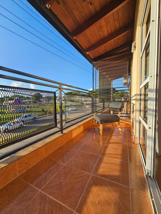 a balcony with a bench and a view of a stadium at Encantador depto cerca Terminal in Posadas