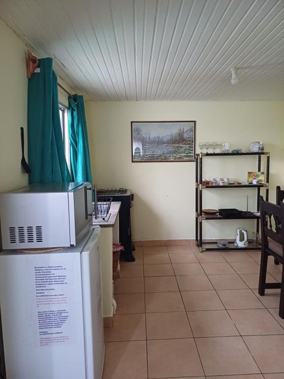 科洛尼亞－德爾薩克拉門托的住宿－Pukará Lodge，一间配备有冰箱和桌子的客房