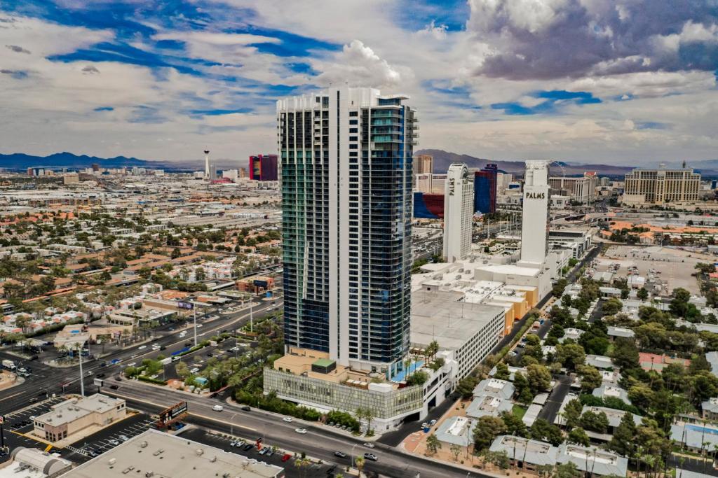 une vue aérienne sur une ville avec un grand bâtiment dans l'établissement StripViewSuites at Palms Place, à Las Vegas