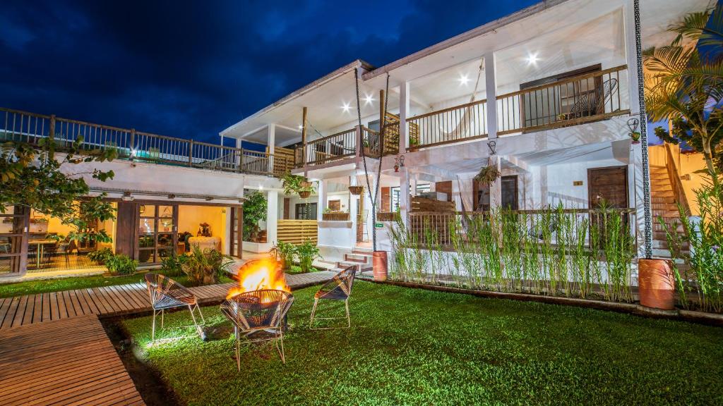 un patio trasero de una casa con una hoguera en Terasu Hotel Boutique Salento, en Salento