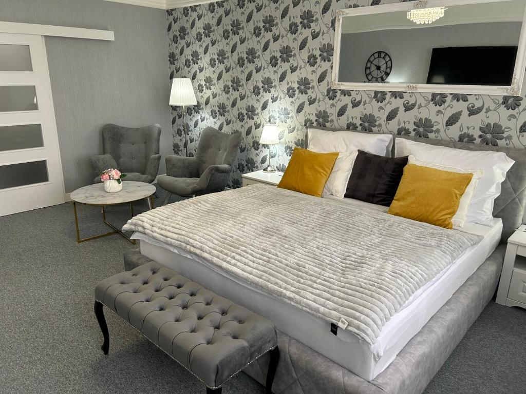 Postel nebo postele na pokoji v ubytování EFIPA Glamour Apartments