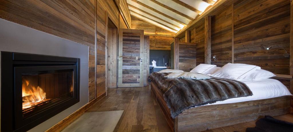 Postel nebo postele na pokoji v ubytování Hostellerie du Pas de l'Ours "Relais et Châteaux"