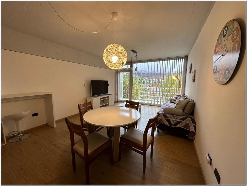 sala de estar con mesa, sillas y sofá en Cambaceres Apart D en Ushuaia