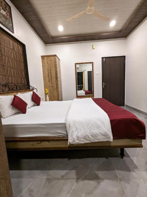 Postel nebo postele na pokoji v ubytování Hotel and Villa Samarth Palace