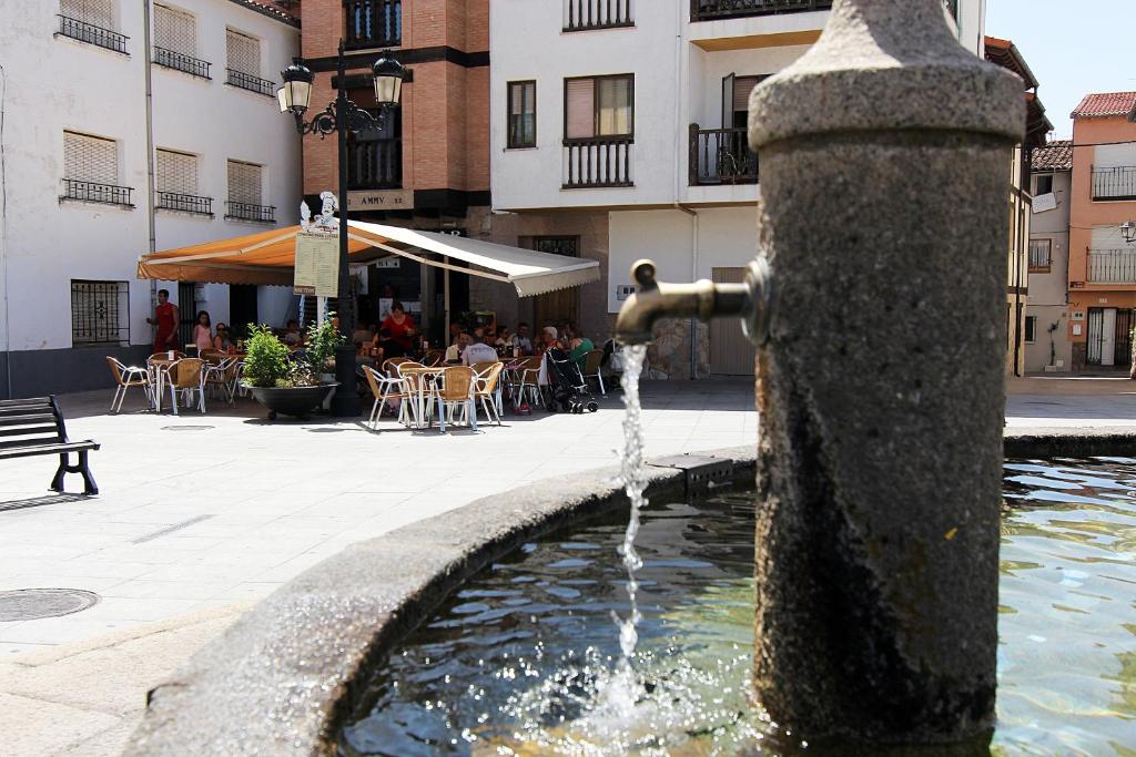 a water fountain in the middle of a courtyard at Hostal Yessy in Candeleda
