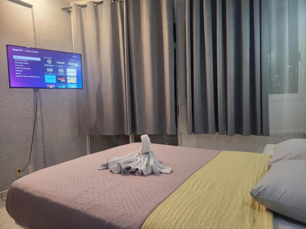 Tempat tidur dalam kamar di 1 BR APT with AC , TV , wi-fi near DT and beach